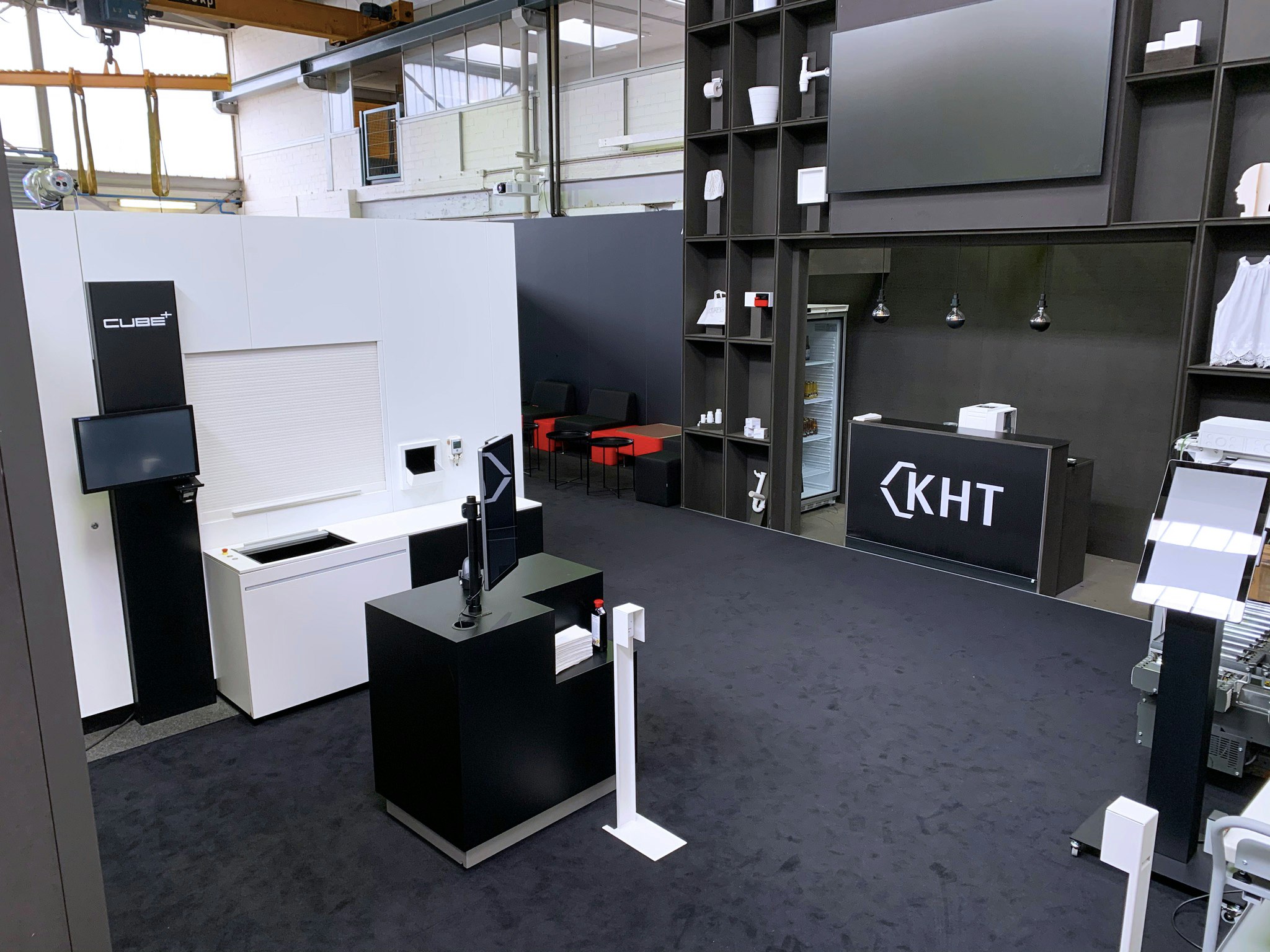 Knapp Smart Solutions Apostore Showroom Digital Butler HV Tisch Messestand IMG 4104