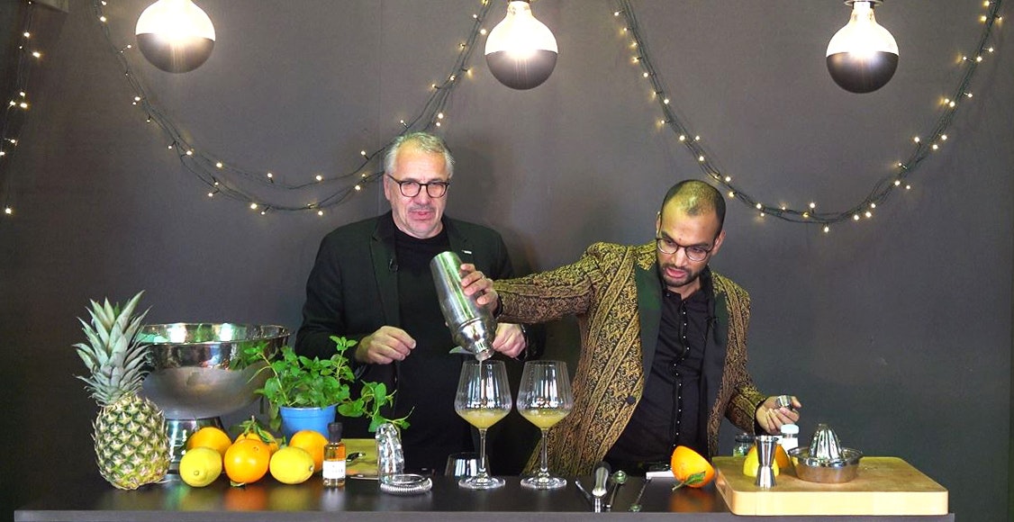 Knapp Smart Solutions Apostore Weihnachtsgruesse2021 Christopher Thielen Christian Bauer Pouring Cropt